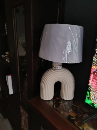 Lámpara de mesa beige