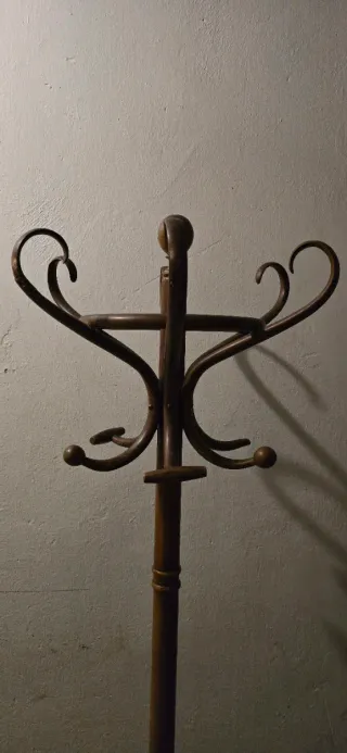 Perchero de madera antiguo