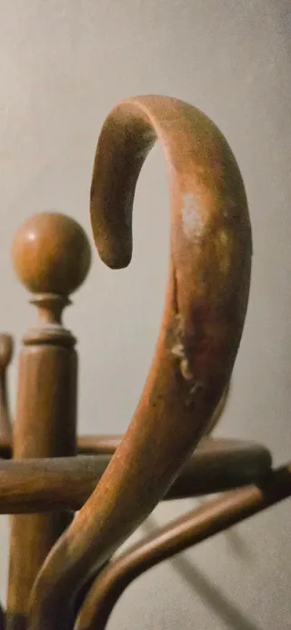 Perchero de madera antiguo