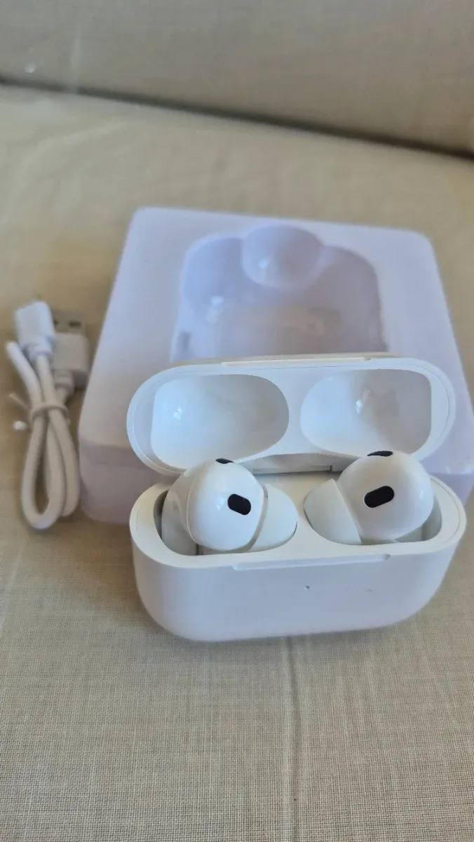 Cascos inalámbricos blancos con estuche y cable
