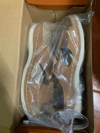 Sandalias planas tipo chancla marrón y dorado