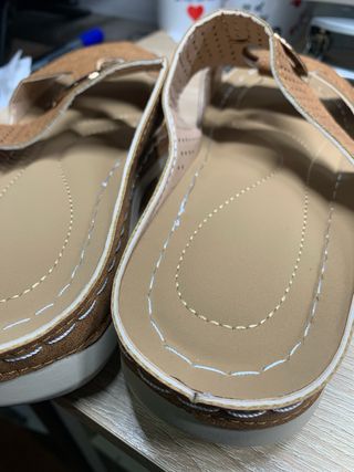 Sandalias planas tipo chancla marrón y dorado