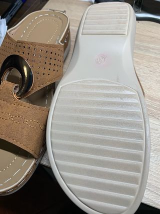 Sandalias planas tipo chancla marrón y dorado