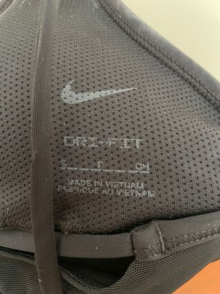 Top deportivo Nike negro y gris