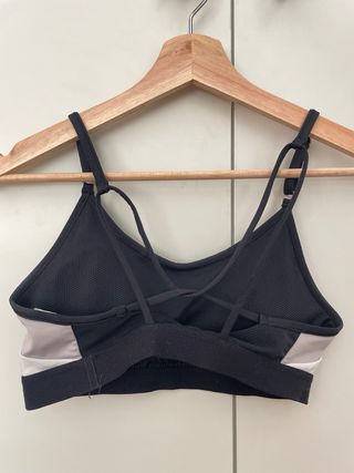 Top deportivo Nike negro y gris