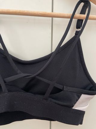 Top deportivo Nike negro y gris