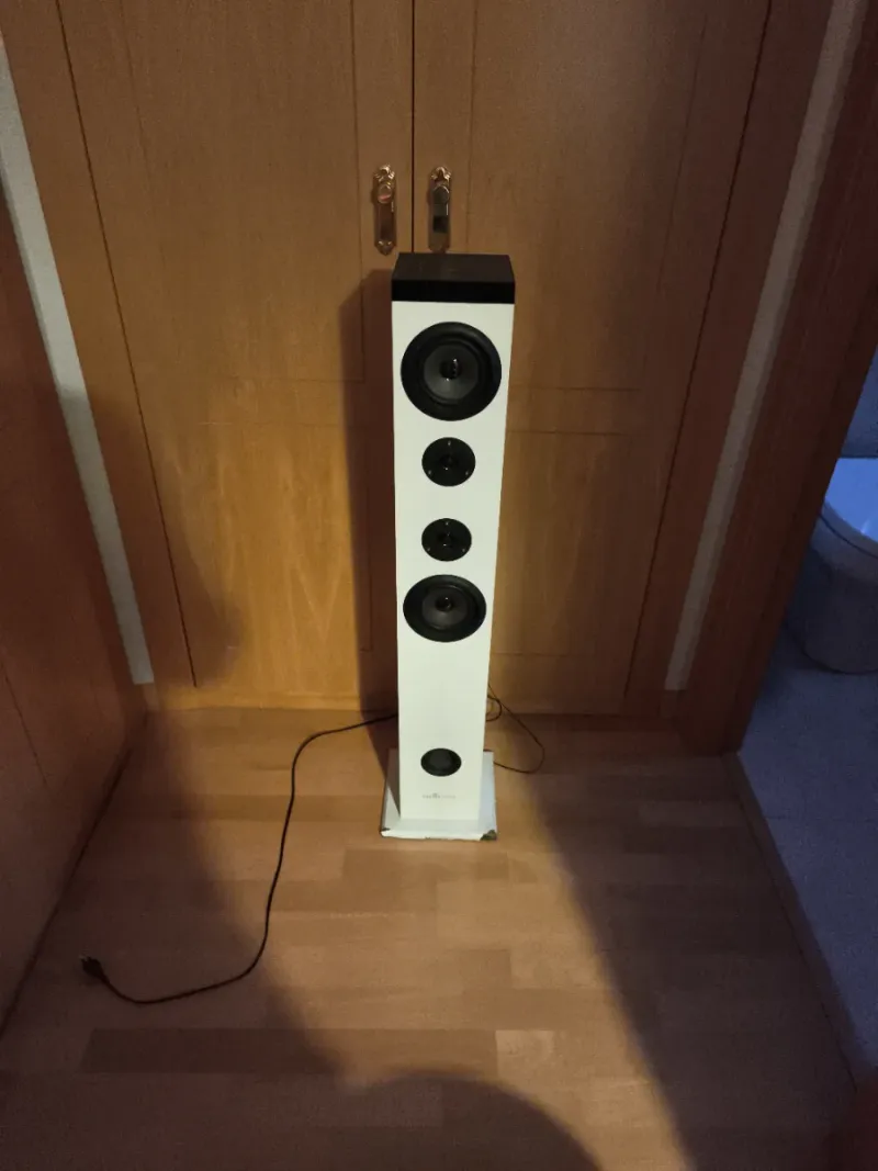 Torre de sonido blanca