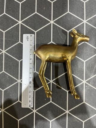 Figura de cervatillo de metal dorado