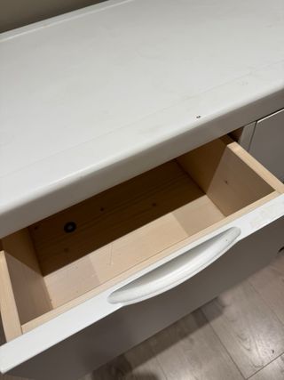 Cómoda de madera blanca