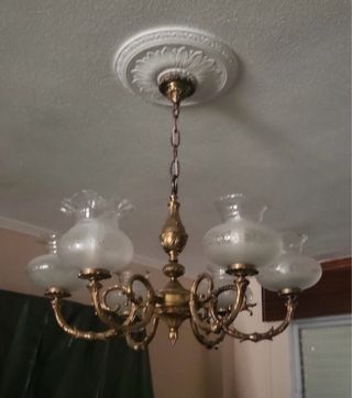 Lámpara de salón dorada y cristal