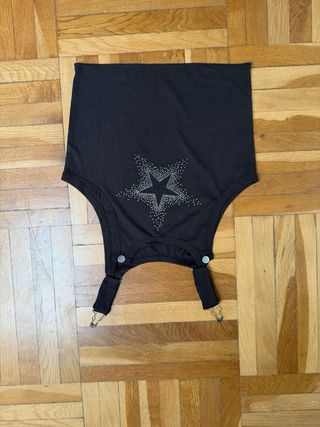 Top negro con estrella brillante