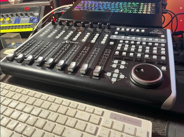 Controladora MIDI Behringer Xtouch Universal