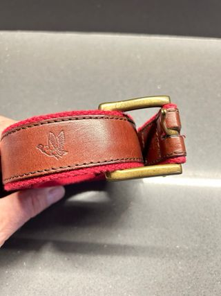 Cinturón de cuero marrón y tela roja