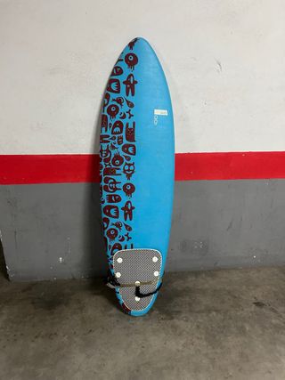 Tabla de surf azul con diseño de monstruos