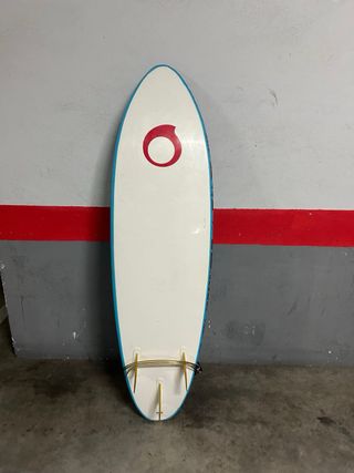 Tabla de surf azul con diseño de monstruos