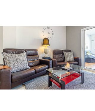 2 sofás de cuero marrones