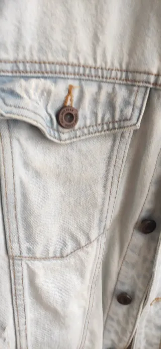 Cazadora vaquera Pull&Bear clara