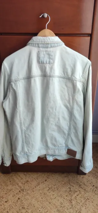 Cazadora vaquera Pull&Bear clara