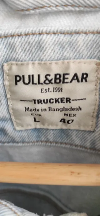 Cazadora vaquera Pull&Bear clara