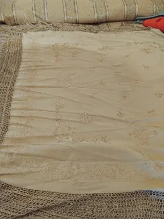 Manton Manila Seda Beige y Dorado