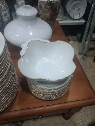 Juego de vajilla blanco y dorado