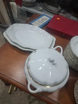 Juego de vajilla blanco y dorado