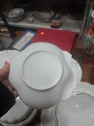 Juego de vajilla blanco y dorado