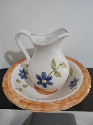 Jarra y cuenco decorativo con motivos florales