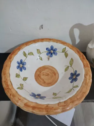 Jarra y cuenco decorativo con motivos florales