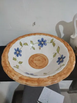 Jarra y cuenco decorativo con motivos florales