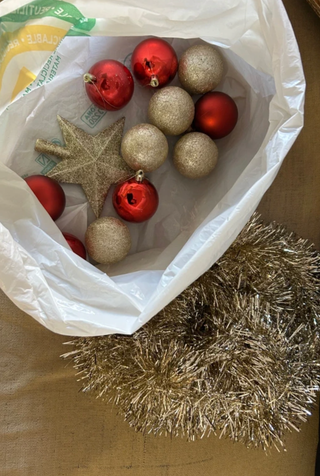 Árbol de Navidad con adornos dorados y rojos