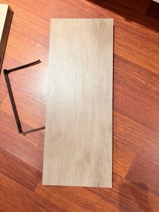 Estanterías de madera y metal