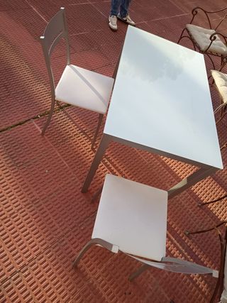 Mesa blanca sin sillas (solo la mesa).