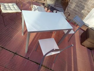 Mesa blanca sin sillas (solo la mesa).