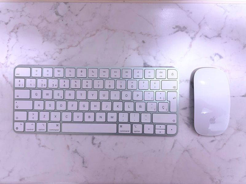 Teclado y ratón Apple verde QWERTY español (con ñ)