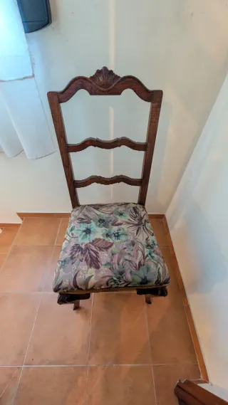 Mesa de madera tallada estilo clásico