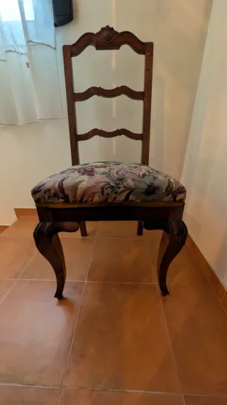 Mesa de madera tallada estilo clásico