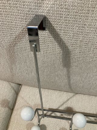 Perchero de puerta plateado con bolas blancas
