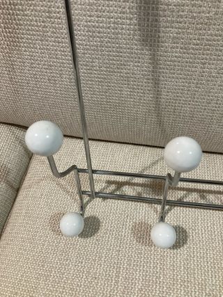Perchero de puerta plateado con bolas blancas