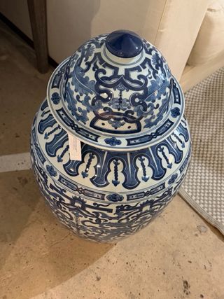 Jarrón de cerámica oriental azul y blanco