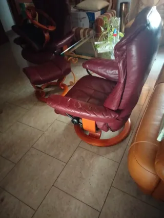 2 Sillones de Piel con Reposapiés