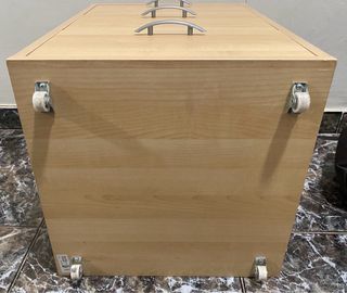 Cajonera de madera con ruedas
