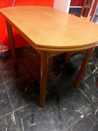 Mesa de comedor de madera