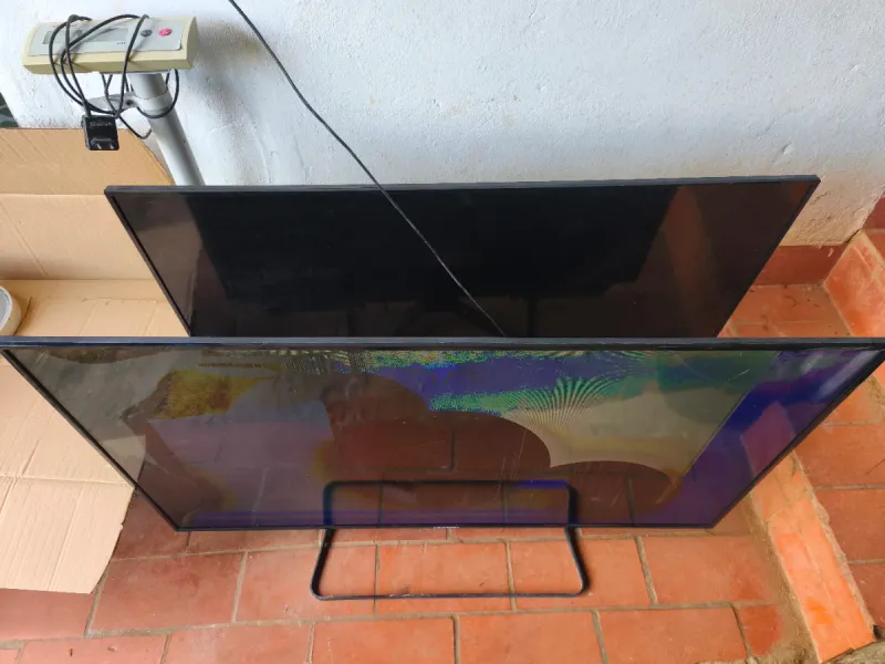 2 TVs LED 50 Blaupunkt para reparar o piezas