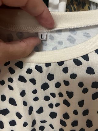 Camiseta manga larga blanca con puntos negros