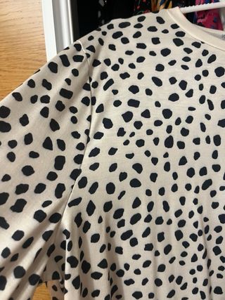 Camiseta manga larga blanca con puntos negros