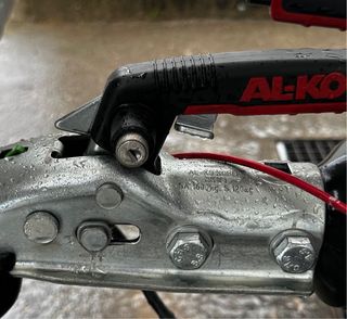 Remolque cerrado 240x140x110 750kg con freno