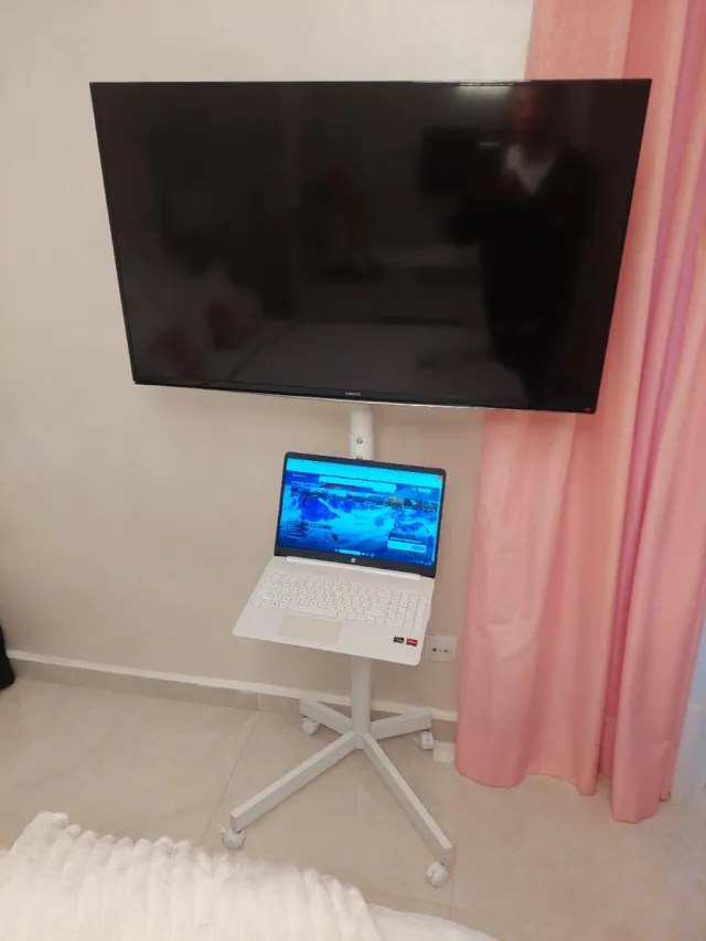 Soporte TV profesional con ruedas, en blanco