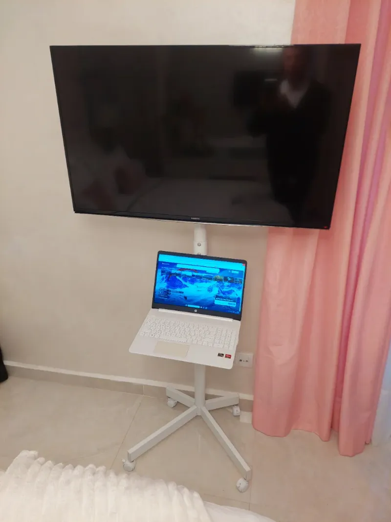 Soporte TV profesional con ruedas, en blanco