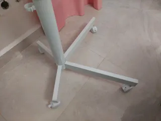 Soporte TV profesional con ruedas, en blanco